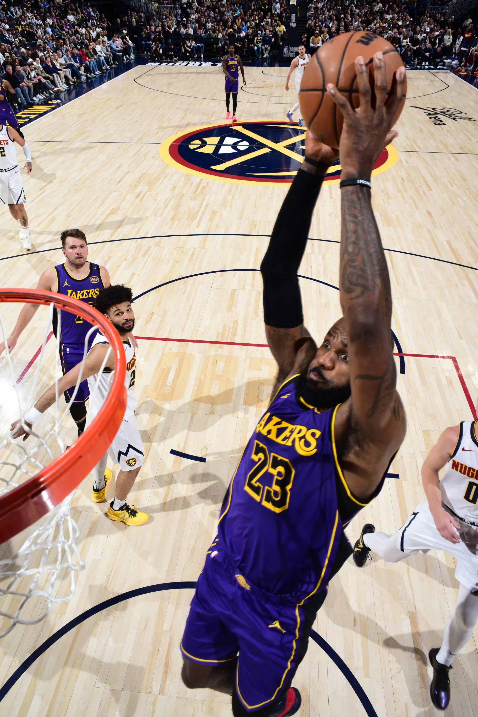 包含莱万多夫斯基连续二十场比赛得分超过突破纪录，湖人挑战极限！的词条